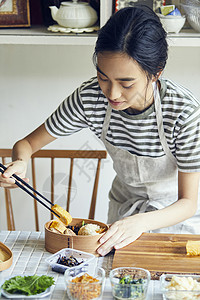 制作便当盒的女人图片