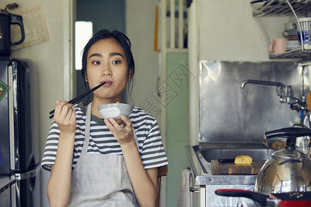 厨房肖像人物女生活方式餐图片