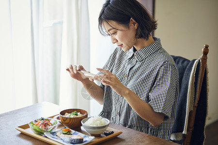 特惠好礼正在吃饭拍照美食的女人背景