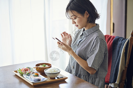 女人在家常菜吃饭图片