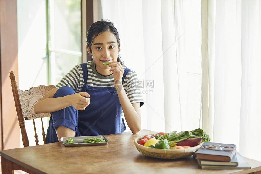 年轻女人在家清理蔬菜图片