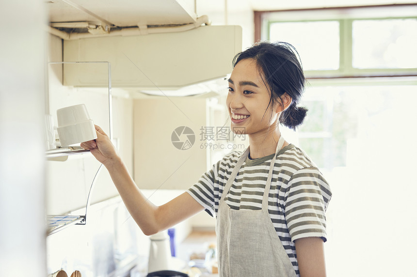 在厨房清洗餐具的女人图片