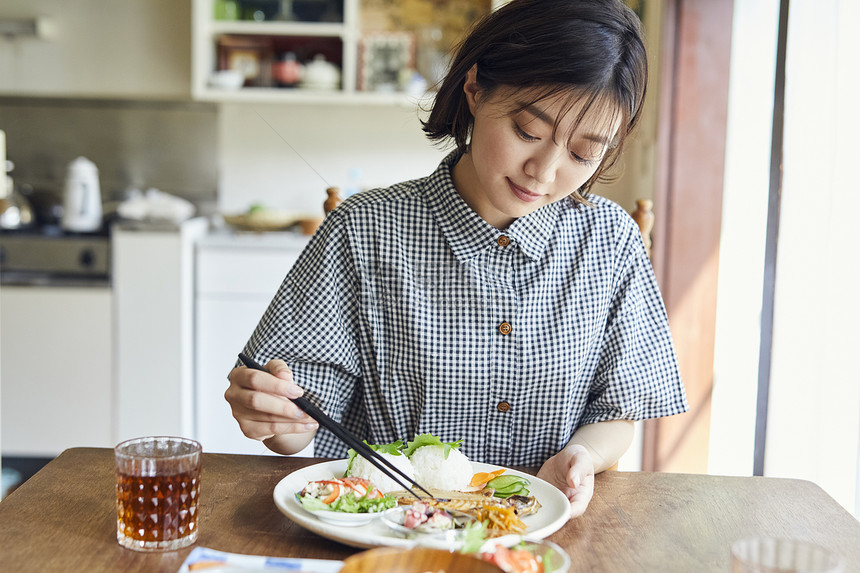 房间独自生活吃饭的女人图片