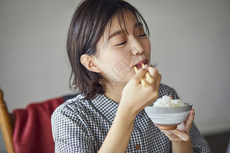 房间独自生活吃饭的女人图片