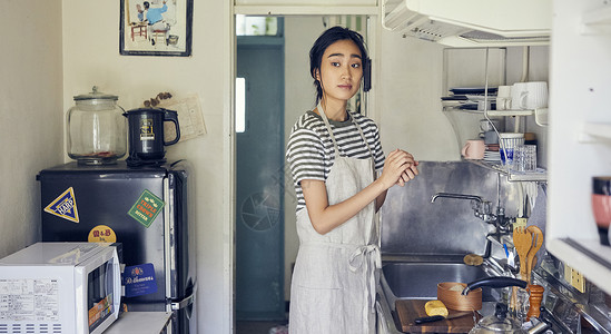 厨房的女人在准备便当盒图片