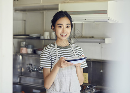 厨房女人端着盘子图片