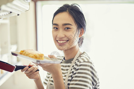 女子享受美食图片