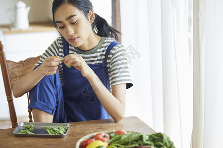 女子享受烹饪图片