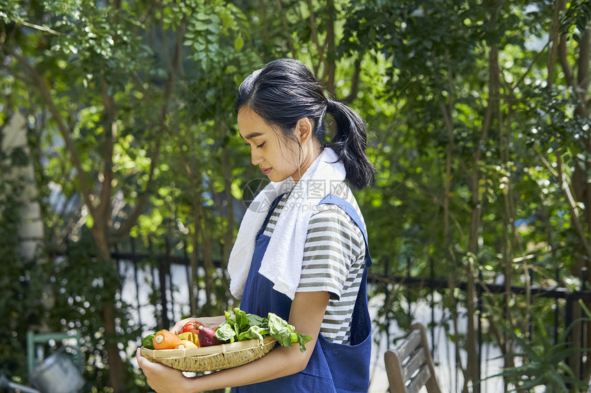 准备新鲜食材的女子图片