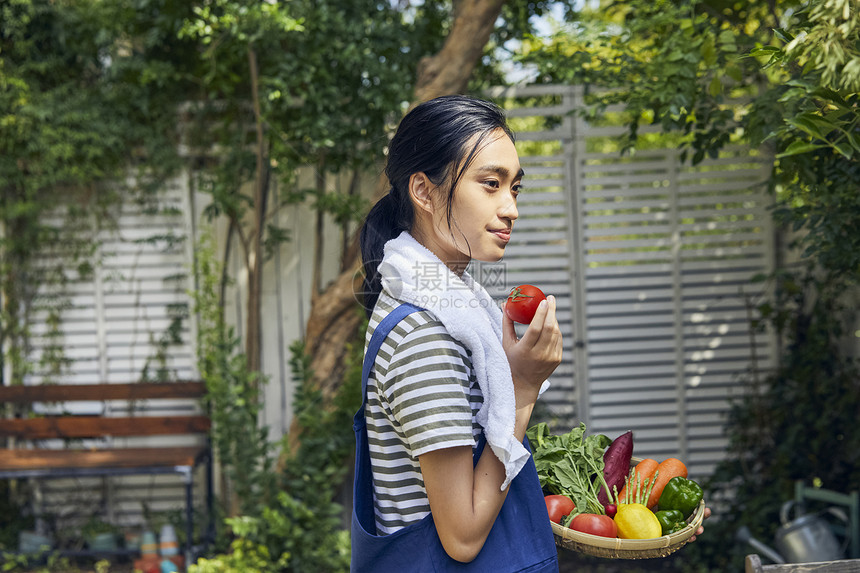 准备新鲜食材的女子图片