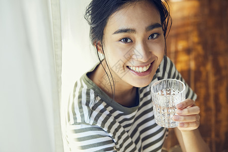 年轻女生下午茶时间图片