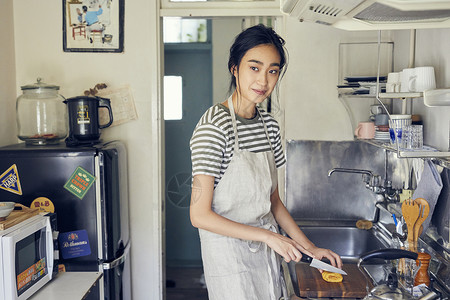 女子享受烹饪图片