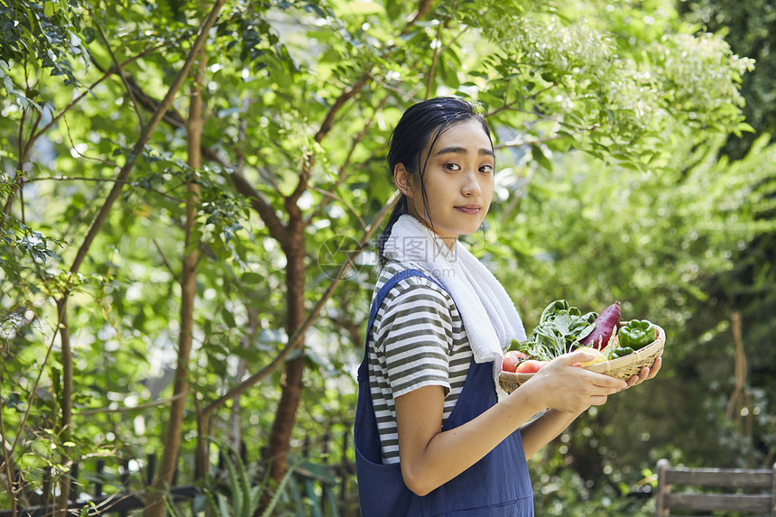 准备新鲜食材的女子图片