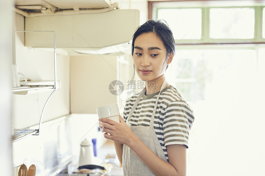 拿着水杯的年轻女子图片