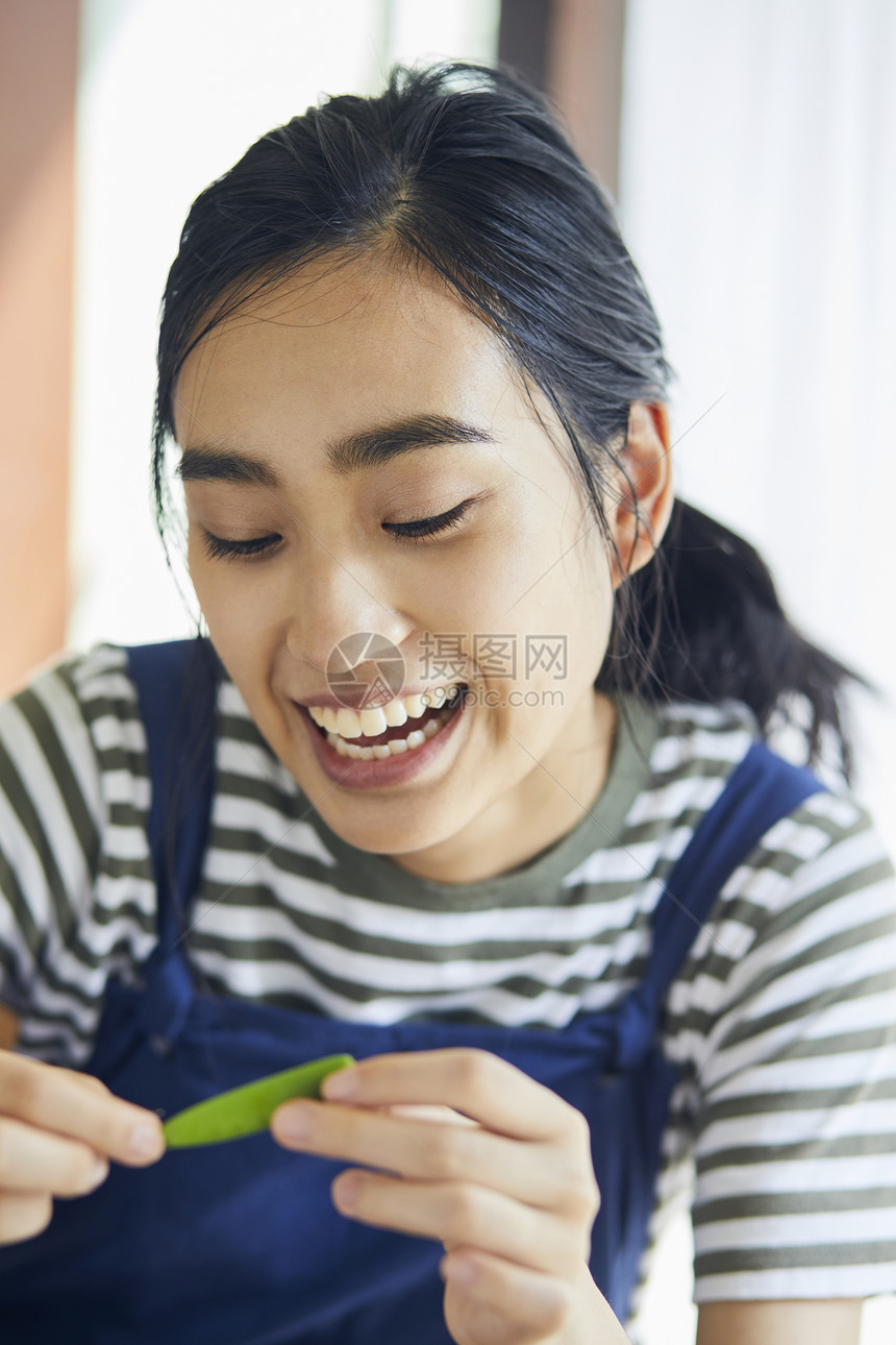 择菜的青年女子图片