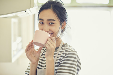 喝水的年轻女子图片