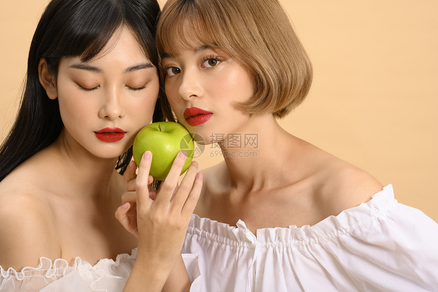 简约漂亮的女性闺蜜写真图片