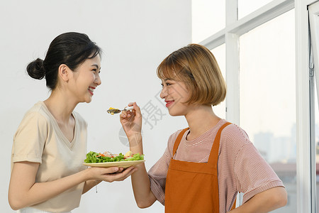 闺蜜在厨房里一起做健康美食图片