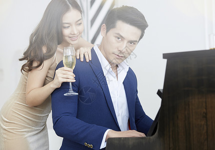 弹钢琴的情侣图片