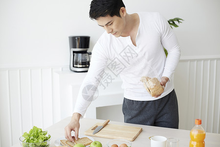 做饭的男青年图片