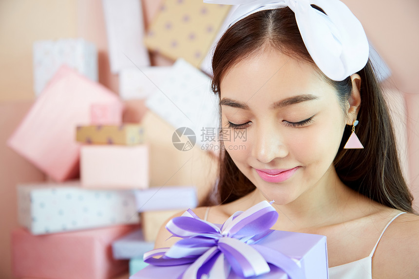 手拿礼物盒的年轻女子图片