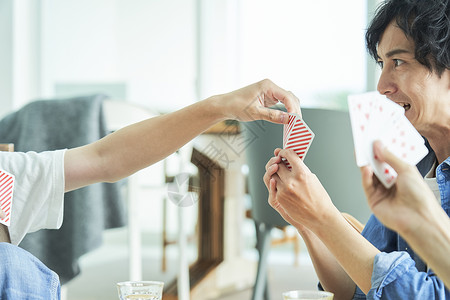 酒精日本人幸福男女同伴的生活方式图片