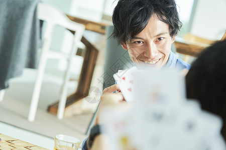 帅哥宴会日本人男女同伴的生活方式图片