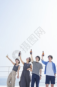 海边聚会喝酒的青年伙伴新生活高清图片素材
