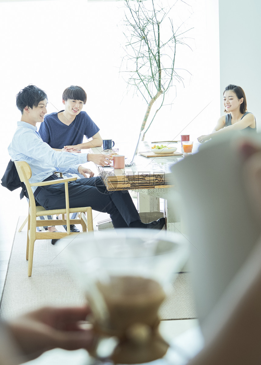 海边度假的青年男女吃午餐图片