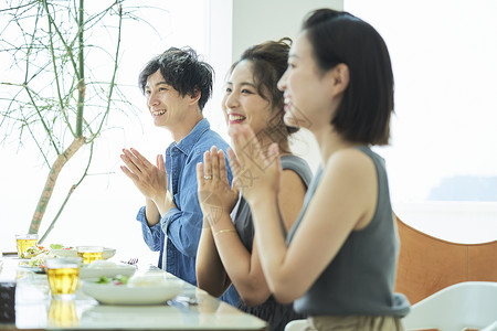 海边度假的青年男女图片