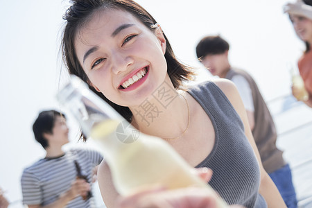 户外开心微笑的女孩酒会高清图片素材