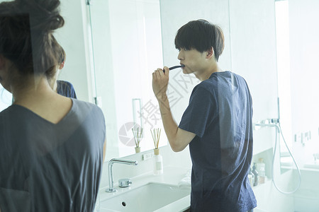 卫生间刷牙的情侣图片