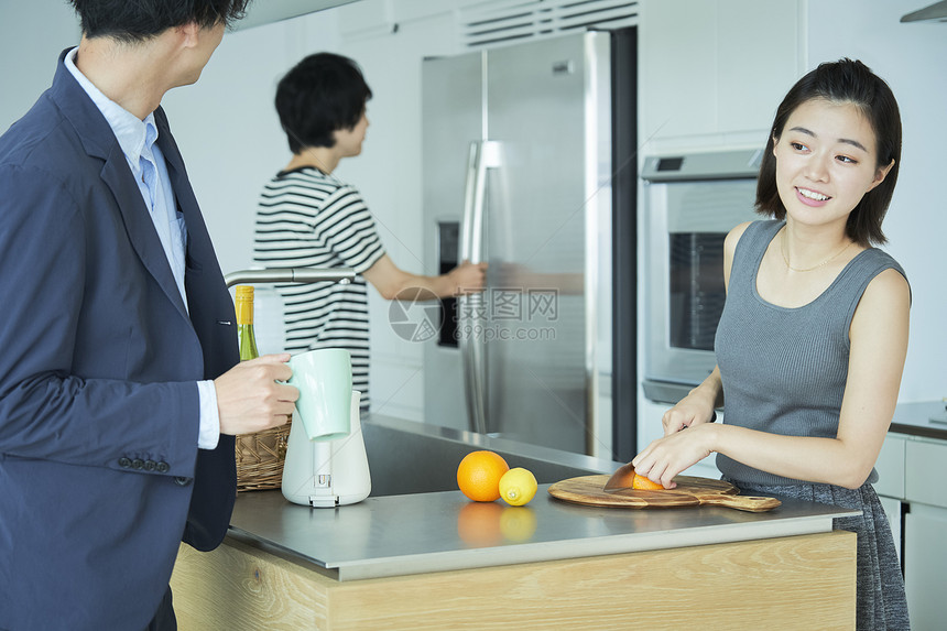 青年男女享受美食图片