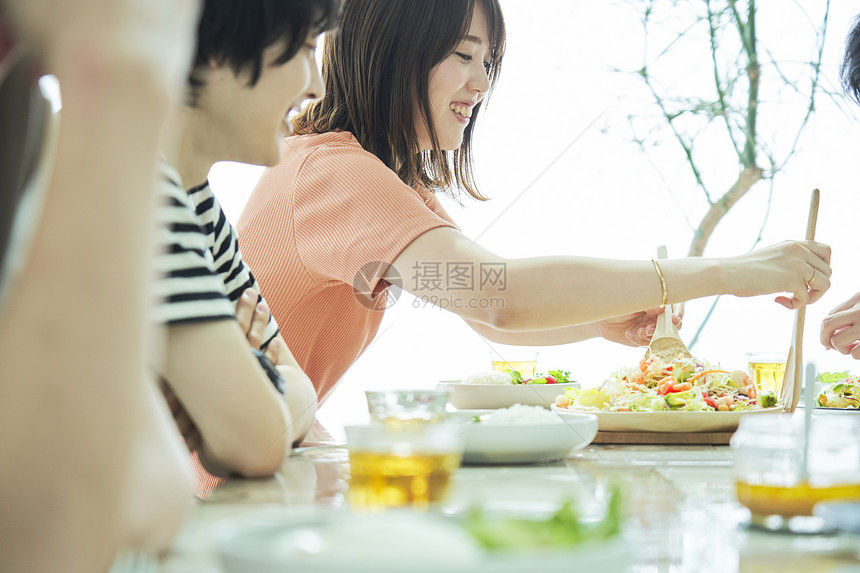 青年男女聚餐图片