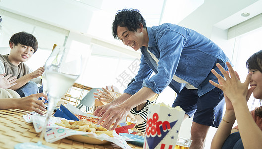 派对天外送比萨饼男女同伴的生活方式背景