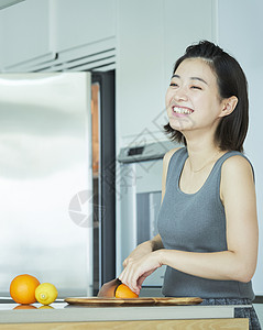 留白上半身美人女生活方式图片