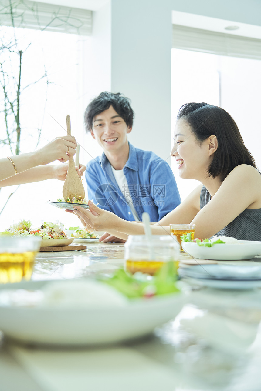 饮料留白生活资料男女同伴的生活方式图片