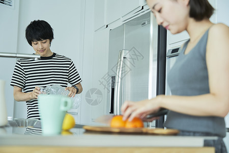 休假女生喝酒男人和女人夫妻生活方式图片