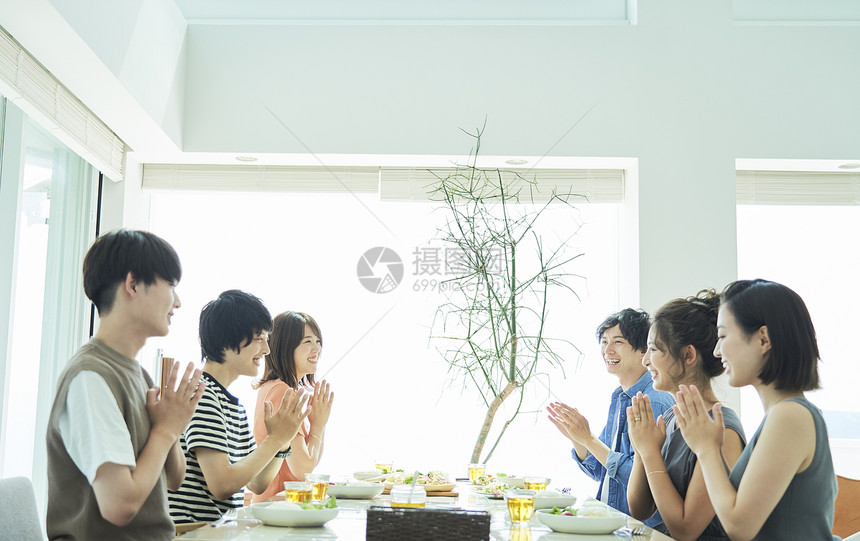 青年男女聚会聊天图片