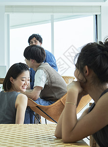 房间内自由聊天的年轻男女图片