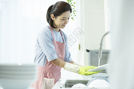 洗盘子的女性图片