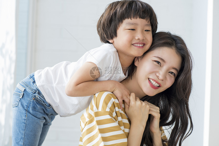 女泛亚洲休假生活方式父母和孩子图片
