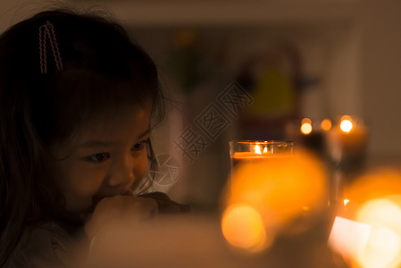 蜡烛前的小女孩图片