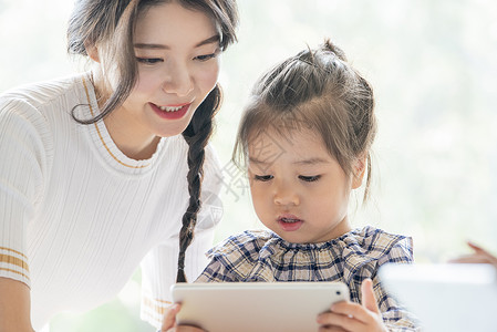 教孩子使用平板电脑的幼教老师图片