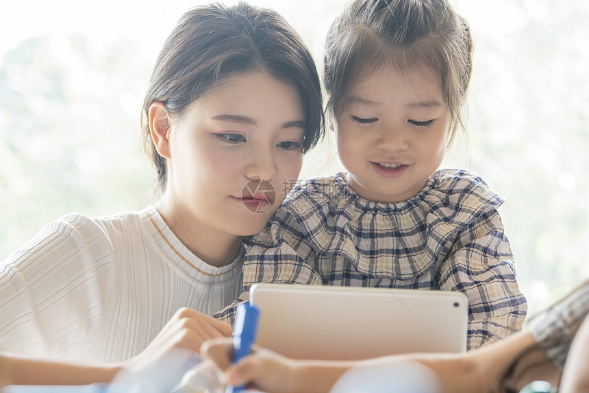 教孩子使用笔记本电脑的幼教图片