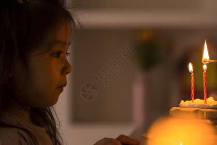 三岁心情不稳的1人女孩的生日穆迪图片