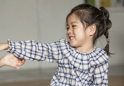 上幼儿园的小女孩图片