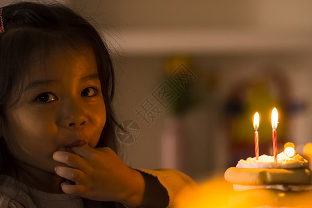 吃生日蛋糕的可爱小女孩图片