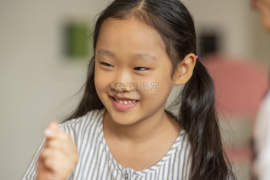 护理笑脸室内女孩肖像图片