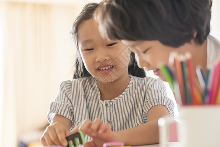 幼儿园玩耍的小朋友图片